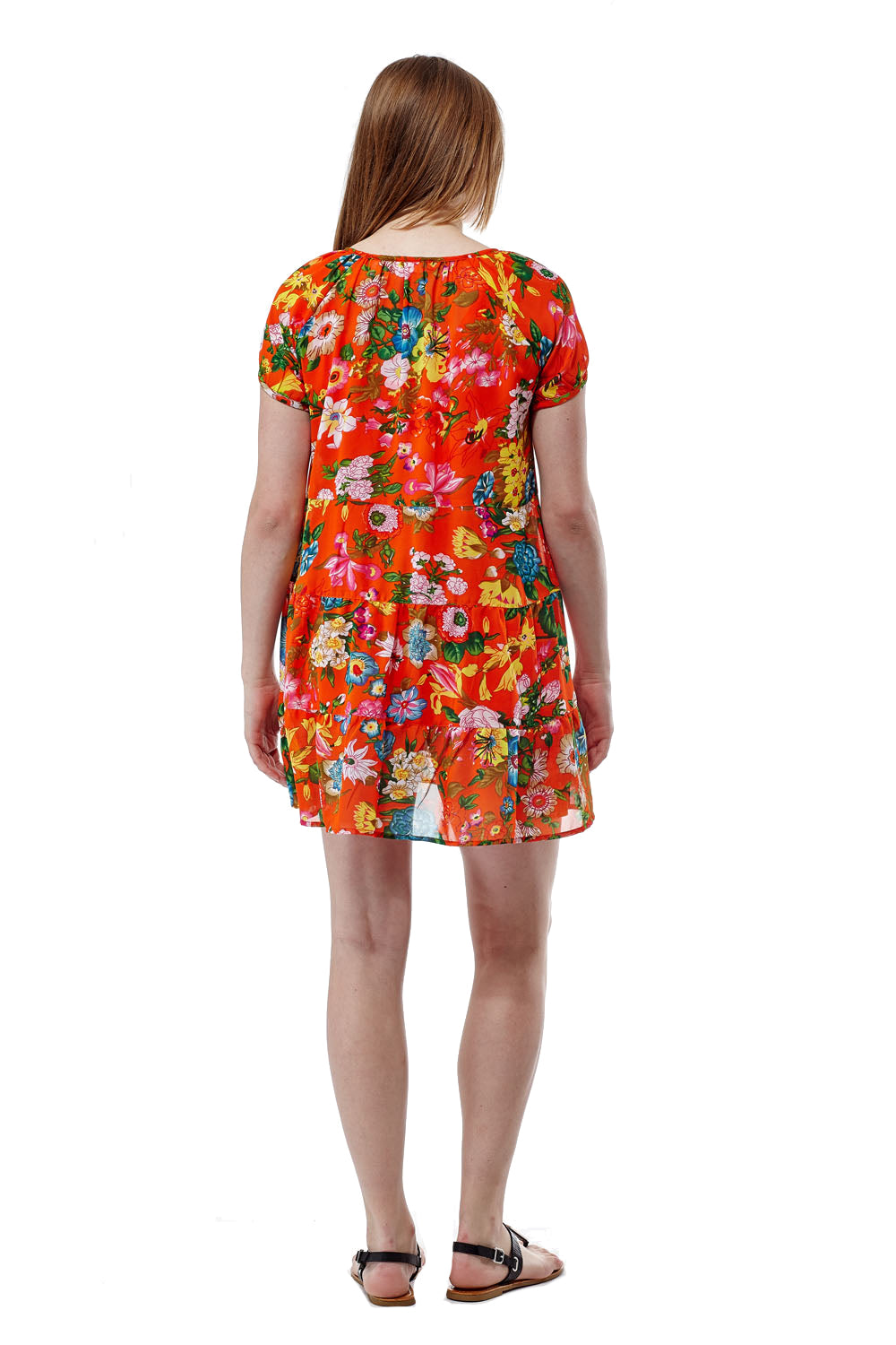 Vestido georgette escalonado con estampado floral vibrante